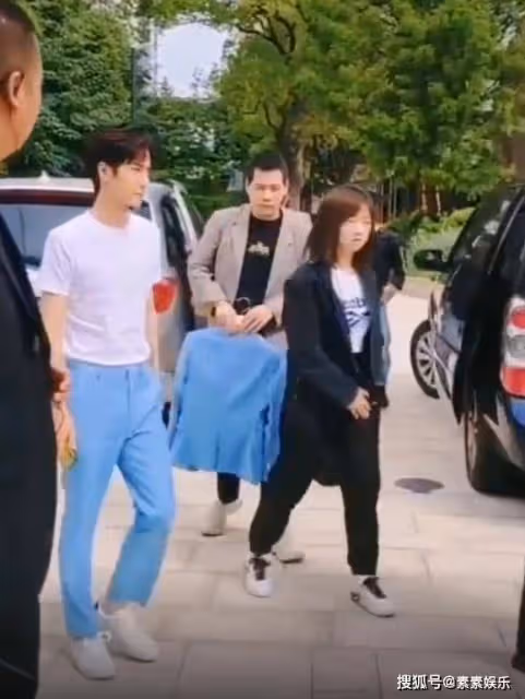 王一博現身北京，心情沮喪低頭走出機場，《長空》撤檔他也很難過