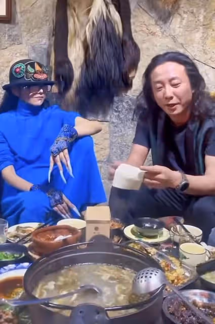 楊麗萍攜姊妹外出吃大餐,腳踩座椅太豪邁,全家有氣質共用一張臉