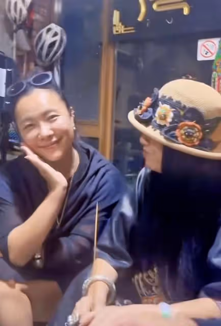 楊麗萍攜姊妹外出吃大餐,腳踩座椅太豪邁,全家有氣質共用一張臉