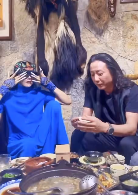 楊麗萍攜姊妹外出吃大餐,腳踩座椅太豪邁,全家有氣質共用一張臉