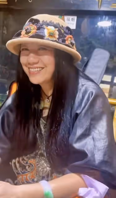 楊麗萍攜姊妹外出吃大餐,腳踩座椅太豪邁,全家有氣質共用一張臉