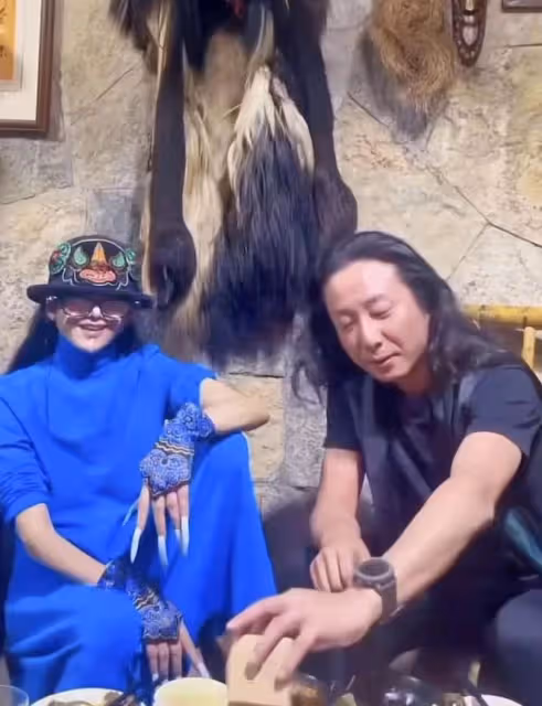 楊麗萍攜姊妹外出吃大餐,腳踩座椅太豪邁,全家有氣質共用一張臉