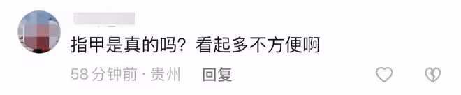 楊麗萍攜姊妹外出吃大餐,腳踩座椅太豪邁,全家有氣質共用一張臉