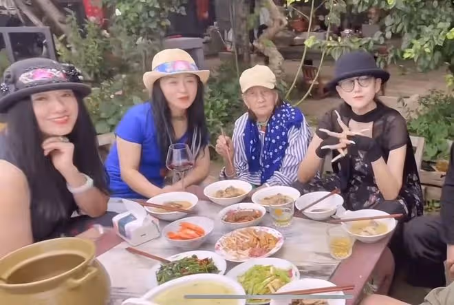 楊麗萍攜姊妹外出吃大餐,腳踩座椅太豪邁,全家有氣質共用一張臉