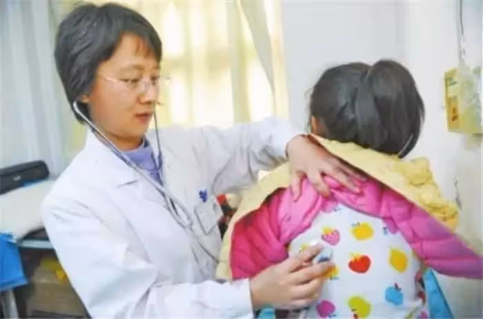 7歲女兒連續5天頭痛,醫生查不出問題,最後女兒無奈說出實情~