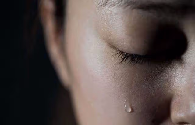 老婆去世五年,女兒帶同學來家裡玩,同學指著老婆照片喊:「媽媽」~