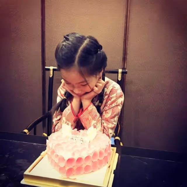 老婆去世五年,女兒帶同學來家裡玩,同學指著老婆照片喊:「媽媽」~