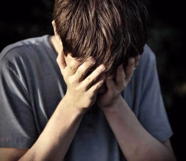 老婆去世五年,女兒帶同學來家裡玩,同學指著老婆照片喊:「媽媽」~