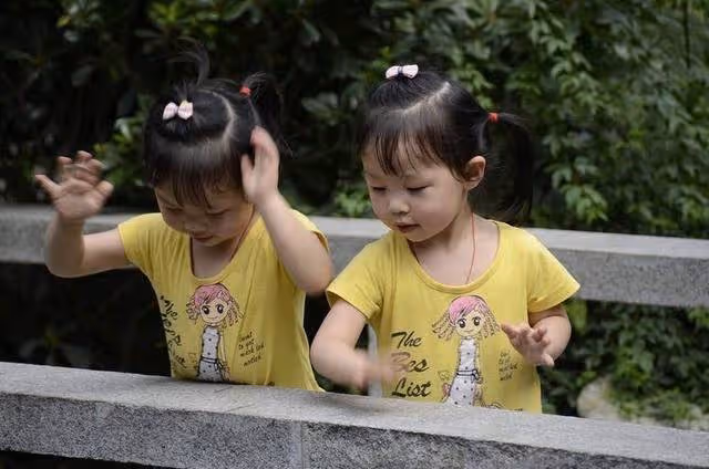 老婆去世五年，女兒帶同學來家裡玩，同學指著老婆照片喊：「媽媽」~