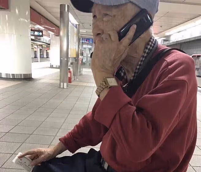 誰能幫我打電話?陌生爺爺在捷運站求助「手握10年前名片」 她好心幫忙「電話打通瞬間痛哭」:謝謝妳~
