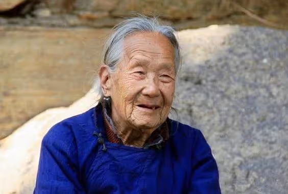 阿嬤託夢沒錢花,他寧願被扣半月薪水也要回家燒紙錢,回去上班後「一切全都毀了」~