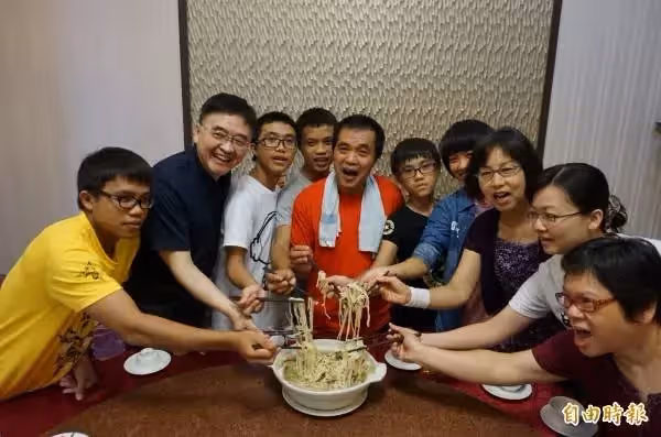15年過去了!五姊弟當年「共用一碗麵」感動全台灣 媽媽離開後「決定投身回饋社會」:想幫助更多人~