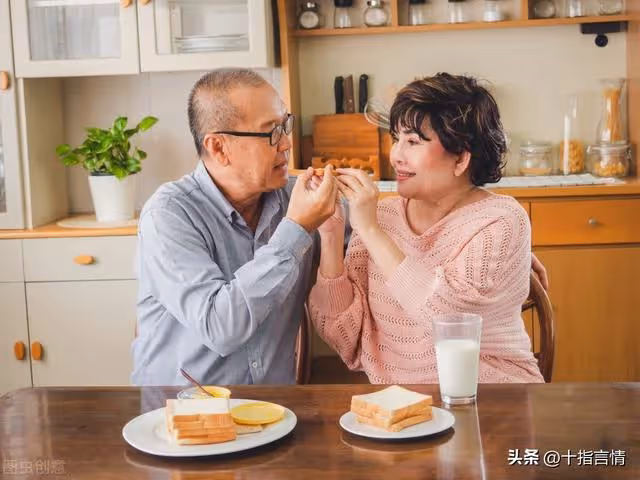 62歲僱主表白保姆被拒,憤怒埋怨:這麼大年紀了,要那麼多錢幹嘛
