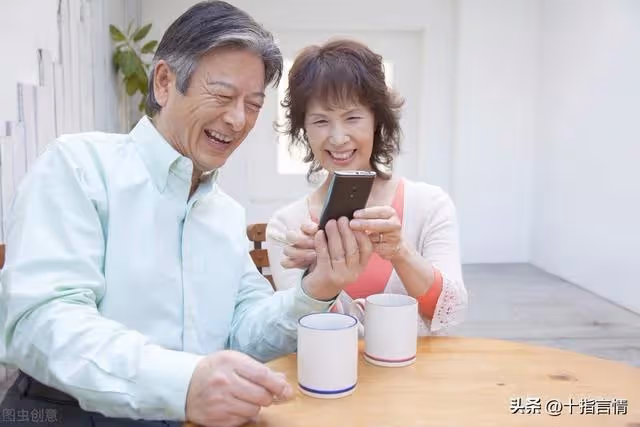 62歲僱主表白保姆被拒，憤怒埋怨：這麼大年紀了，要那麼多錢幹嘛