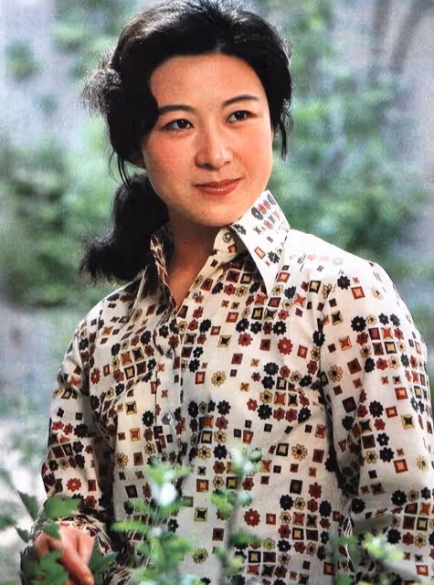 80年代頂流影星王馥荔：王群為娶她放棄前程，如今兒子是她的驕傲