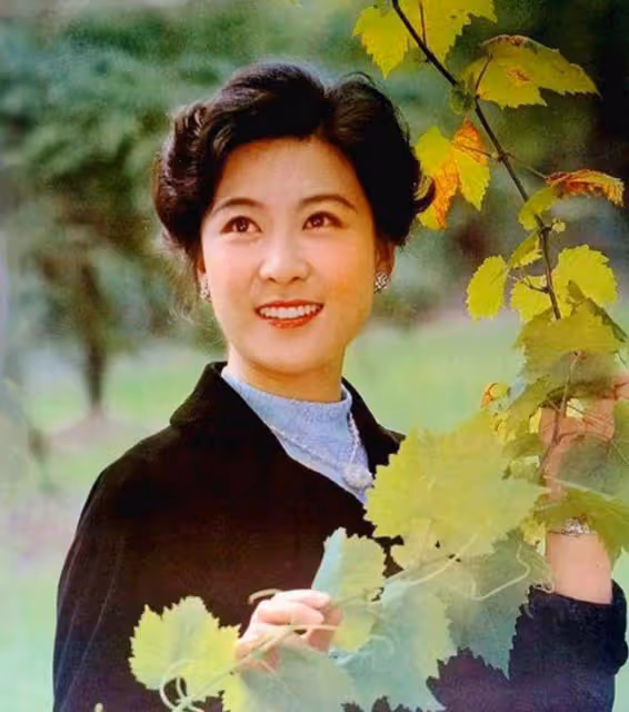 80年代頂流影星王馥荔：王群為娶她放棄前程，如今兒子是她的驕傲