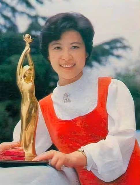 80年代頂流影星王馥荔:王群為娶她放棄前程,如今兒子是她的驕傲