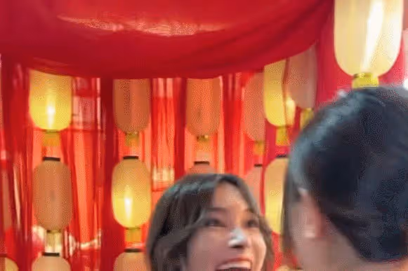 兜兒與男閨蜜約照，被摸肚子摸手引爭議，網友：小豬帽子綠了