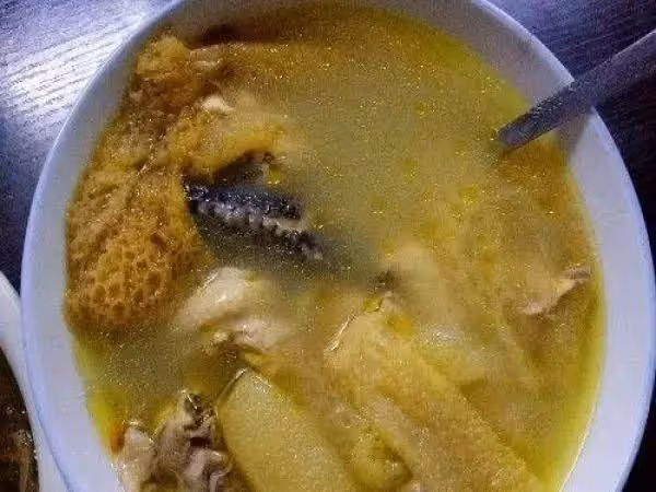 婆婆重病住院，兒媳天天送補湯，醫生嘴饞偷嘗了一口，悄悄辭了職~