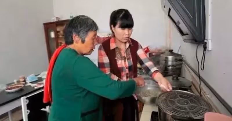 母親吃住老二家，卻把錢給老大並幫他幹活，老二：偏心母親我不養~