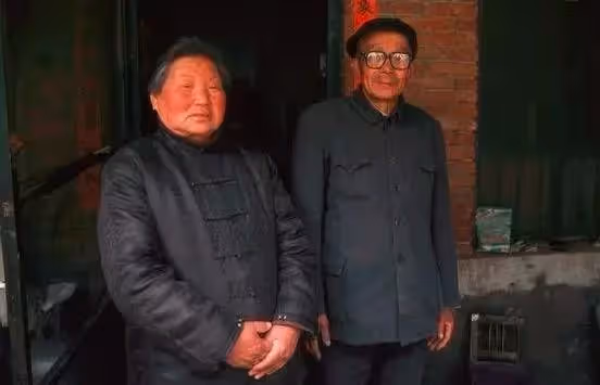 母親吃住老二家，卻把錢給老大並幫他幹活，老二：偏心母親我不養~