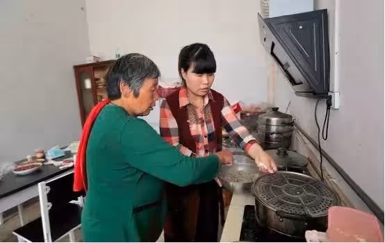 母親吃住老二家，卻把錢給老大並幫他幹活，老二：偏心母親我不養~