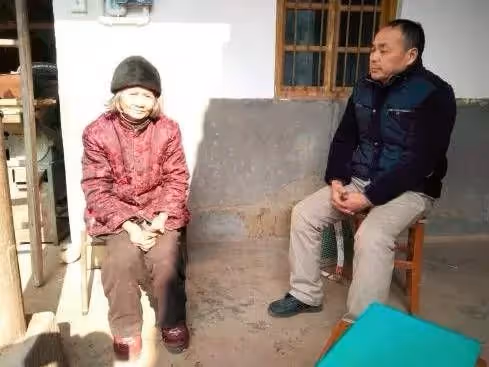 母親吃住老二家，卻把錢給老大並幫他幹活，老二：偏心母親我不養~