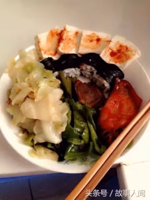 媳婦倒掉爸媽的飯菜,我怒打她一頓,三年後才知道錯怪了她~