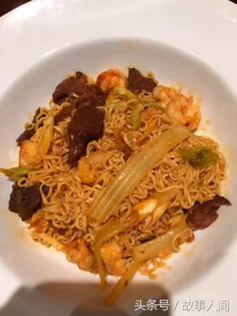 媳婦倒掉爸媽的飯菜,我怒打她一頓,三年後才知道錯怪了她~