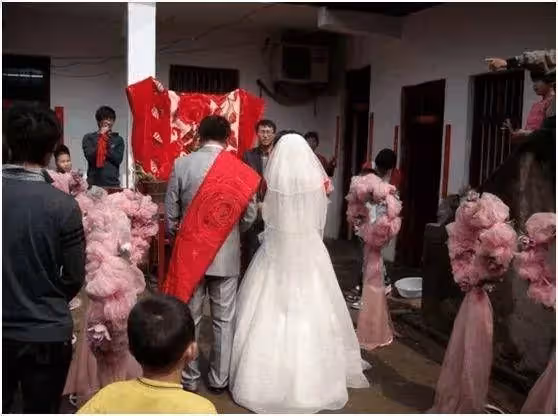 兒媳生了龍鳳胎,婆婆拿十萬進城賀喜,站床邊瞧了一眼孩子,悄悄報了警~