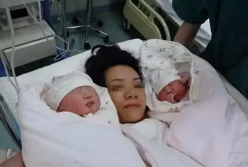 兒媳生了龍鳳胎,婆婆拿十萬進城賀喜,站床邊瞧了一眼孩子,悄悄報了警~