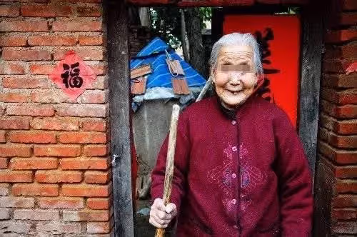 兒媳生了龍鳳胎,婆婆拿十萬進城賀喜,站床邊瞧了一眼孩子,悄悄報了警~