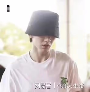 曝張凌赫站姐脫粉回踩！用2個G的未P生圖做威脅，生圖滿臉褶子