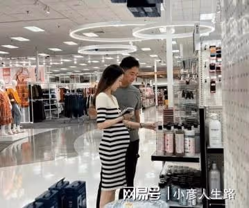 二胎！章澤天挺孕肚在美國逛超市，劉強東貼身陪同，網友：像父女