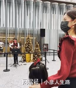二胎！章澤天挺孕肚在美國逛超市，劉強東貼身陪同，網友：像父女
