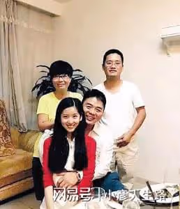 二胎！章澤天挺孕肚在美國逛超市，劉強東貼身陪同，網友：像父女