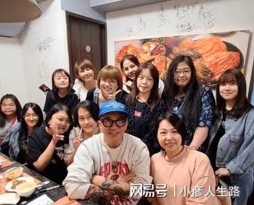 網友在台灣小吃店偶遇具俊曄,親自給粉絲倒酒,絲毫沒有明星架子