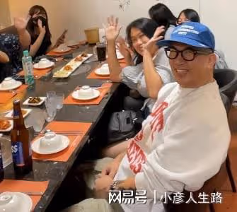 網友在台灣小吃店偶遇具俊曄,親自給粉絲倒酒,絲毫沒有明星架子