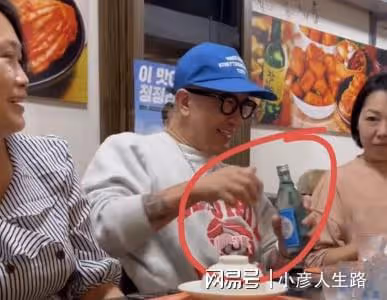 網友在台灣小吃店偶遇具俊曄,親自給粉絲倒酒,絲毫沒有明星架子