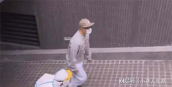 網友在台灣小吃店偶遇具俊曄,親自給粉絲倒酒,絲毫沒有明星架子
