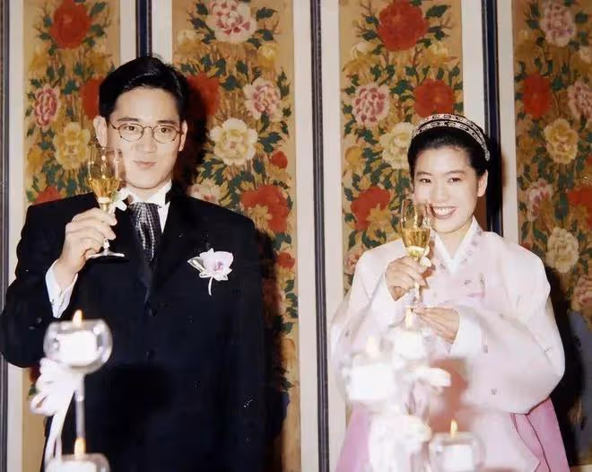 逃離豪門，她身價百億和影帝戀愛