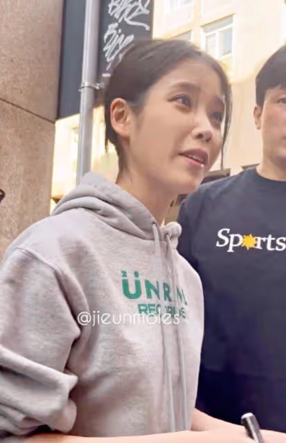 IU看秀私下會面理想型男神被抓包？偶遇粉絲大喊肚子餓，網贊：好寵