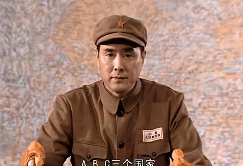 電視劇《《《亮劍》》中，丁薇的畢業論文為何在關鍵時刻停了下來？