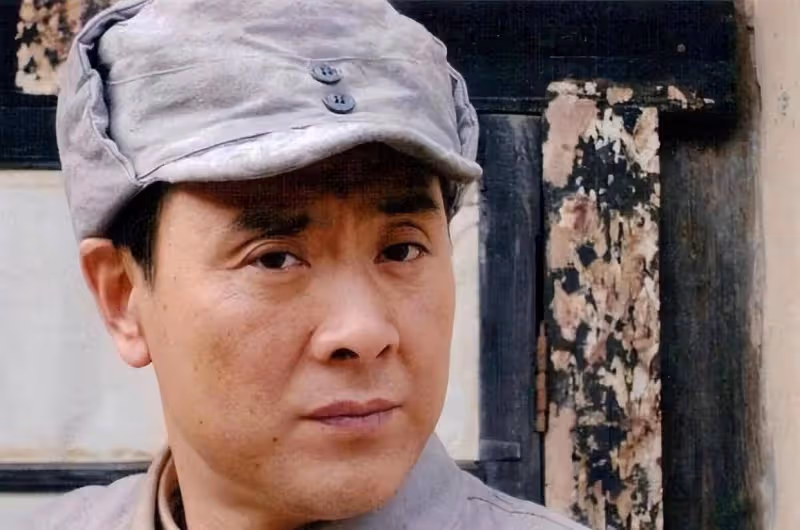 電視劇《《《亮劍》》中，丁薇的畢業論文為何在關鍵時刻停了下來？