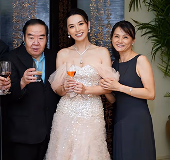 71歲鄭則仕出席知名女星婚禮,小14歲演員妻子罕露面,氣質很出眾