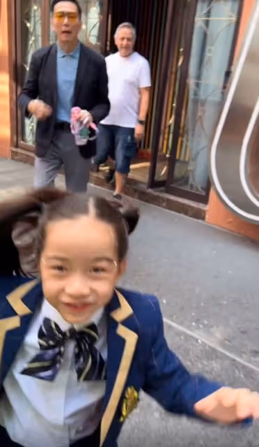 溫兆倫到學校看女兒表演,6歲愛女外貌被批,他大方回應顯高情商
