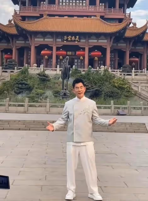 任賢齊現身黃鶴樓,穿兩層長袖不怕熱,台灣出生長大把武漢當家鄉