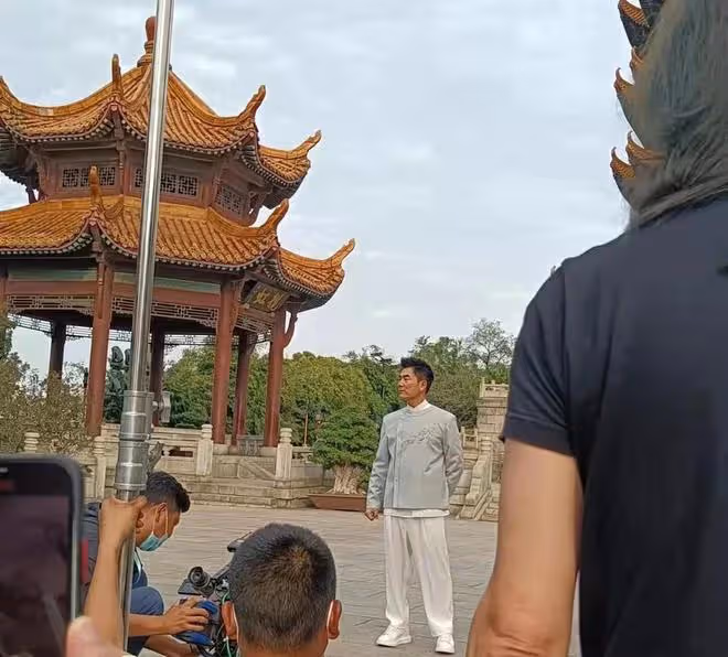任賢齊現身黃鶴樓,穿兩層長袖不怕熱,台灣出生長大把武漢當家鄉