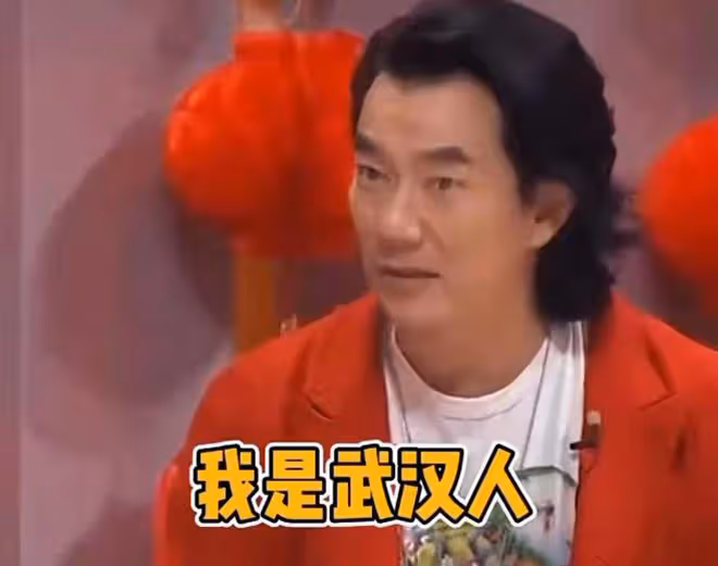 任賢齊現身黃鶴樓,穿兩層長袖不怕熱,台灣出生長大把武漢當家鄉