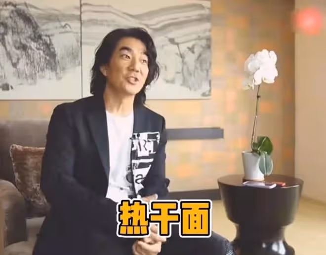 任賢齊現身黃鶴樓,穿兩層長袖不怕熱,台灣出生長大把武漢當家鄉